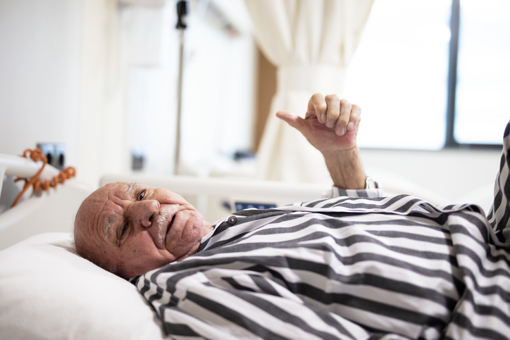 starszy mężczyzna leżący w szpitalnym łóżku